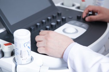 Doppler ultrason yapıyor doktor