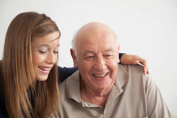 Fille s'amuser avec son grand-père — Photo