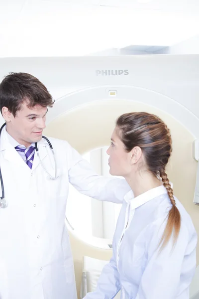 Лікар робить томографію пацієнту — стокове фото