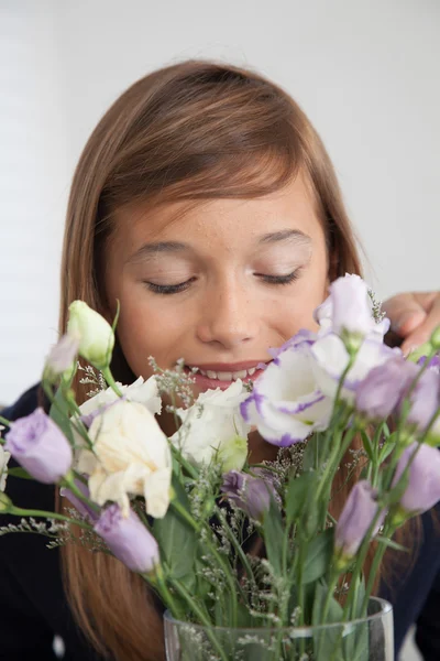 Hübsches Mädchen mit Blumen — Stockfoto