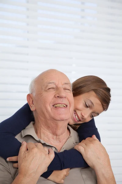 Mädchen hat Spaß mit ihrem Großvater — Stockfoto