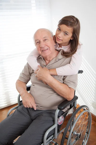 Niña y su abuelo en silla de ruedas —  Fotos de Stock