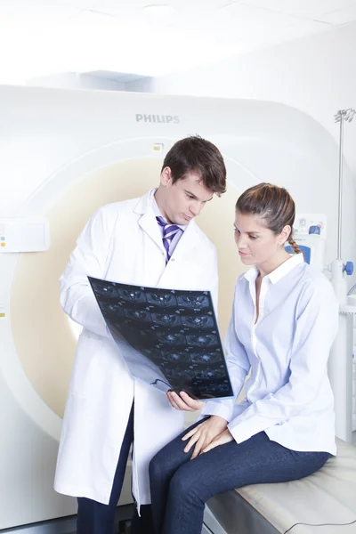 Medico e paziente guardando la tomografia — Foto Stock