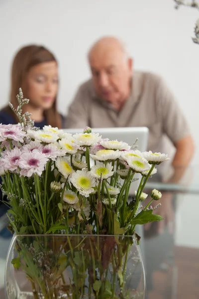 Ragazza che aiuta suo nonno con il computer — Foto Stock