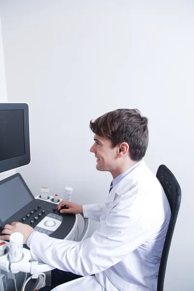 Doctor haciendo una ecografía doppler —  Fotos de Stock