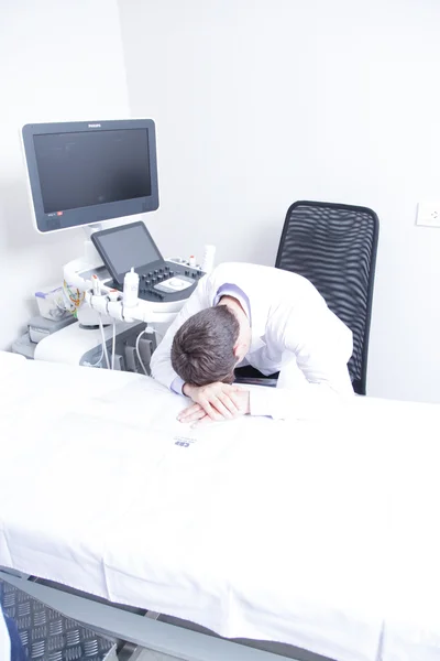 Лікар спить на робочому місці — стокове фото
