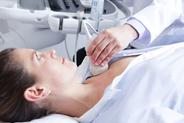 Doppler ultrason yapıyor doktor