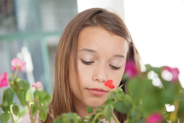 Hübsches Mädchen mit Blumen — Stockfoto