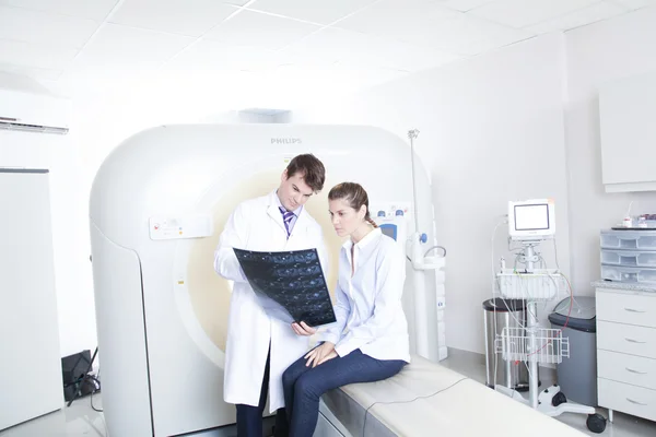 Medico e paziente guardando la tomografia — Foto Stock