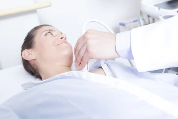 Doppler ultrason yapıyor doktor