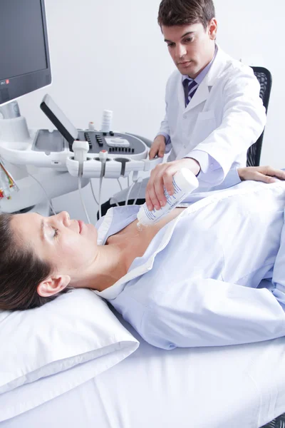 Doctor doing a doppler sonography — Stock Photo, Image