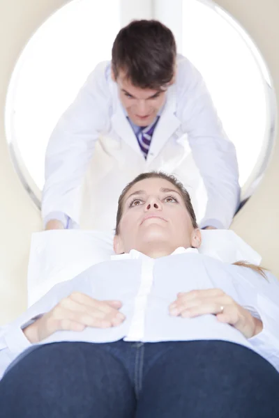 Médico haciendo tomografía al paciente —  Fotos de Stock