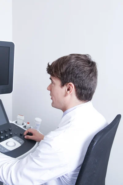 Médico fazendo uma ultrassonografia doppler — Fotografia de Stock