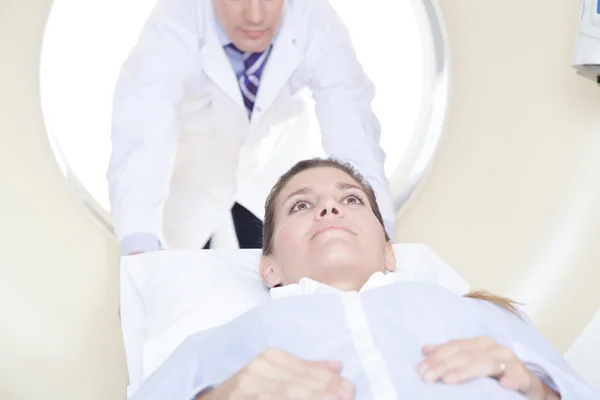 Médico haciendo tomografía al paciente —  Fotos de Stock