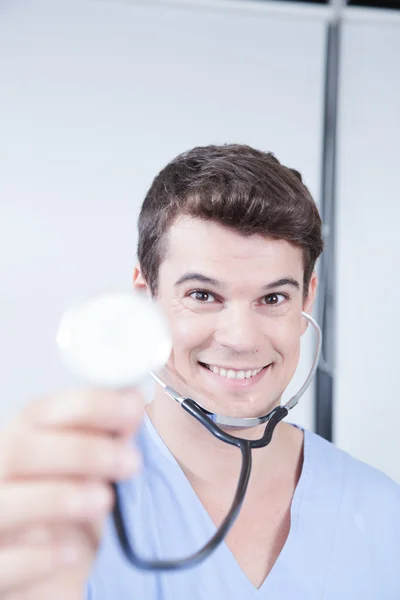 Manliga sjuksköterska med stetoskop — Stockfoto