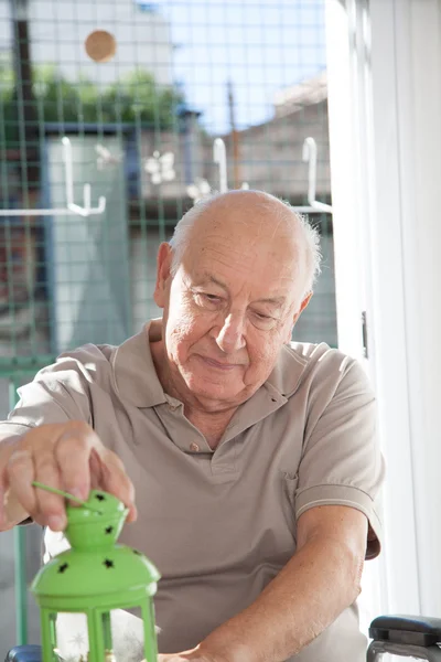Starší muž s lucernou — Stock fotografie