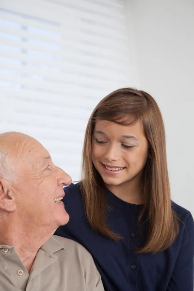 Mädchen hat Spaß mit ihrem Großvater — Stockfoto