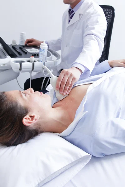 Doppler ultrason yapıyor doktor