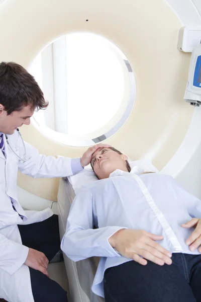 Médico haciendo tomografía al paciente —  Fotos de Stock