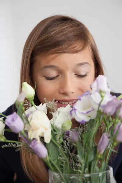 Hübsches Mädchen mit Blumen — Stockfoto