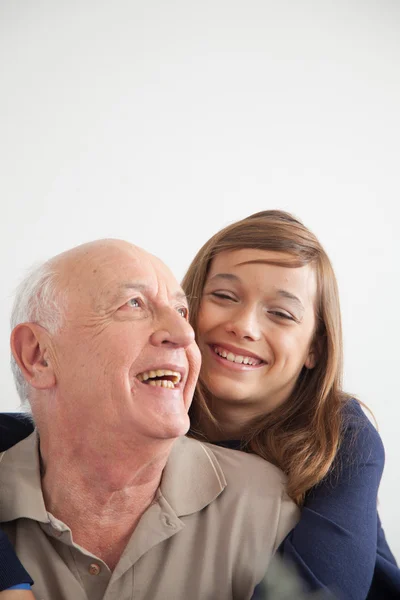 Chica divirtiéndose con su abuelo —  Fotos de Stock