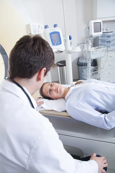 Doctor doing tomography to patient — Stock Photo, Image