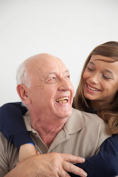 Mädchen hat Spaß mit ihrem Großvater — Stockfoto