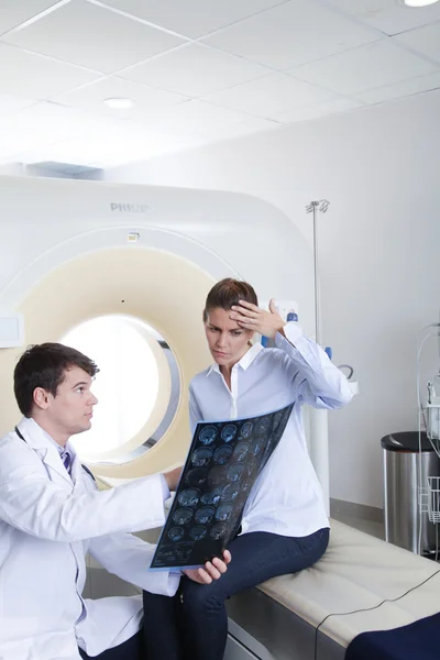 Médico mostrando tomografia ao paciente — Fotografia de Stock