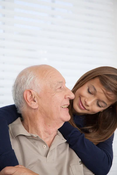 Chica divirtiéndose con su abuelo — Foto de Stock