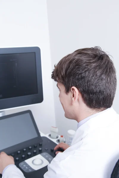 Medico che fa una sonografia doppler — Foto Stock