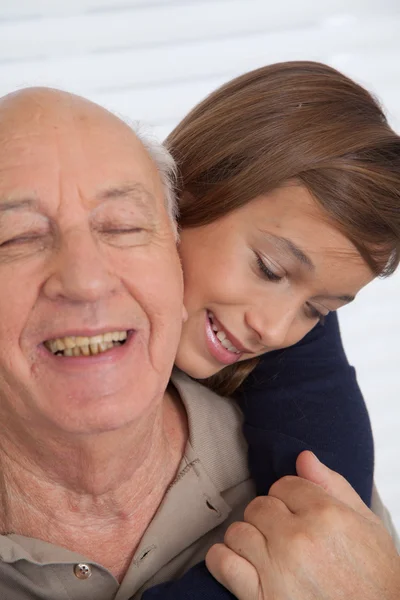 Mädchen hat Spaß mit ihrem Großvater — Stockfoto