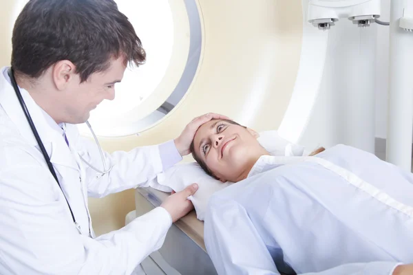 Doctor doing tomography to patient — Stock Photo, Image