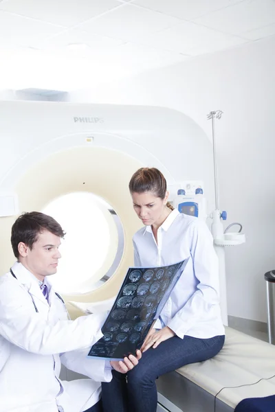 Tomografie zobrazeno lékaře k pacientovi — Stock fotografie