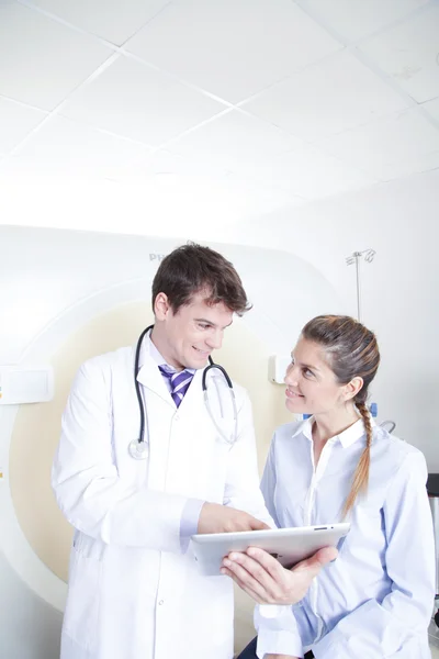Médico e paciente perto tomografia scanner — Fotografia de Stock