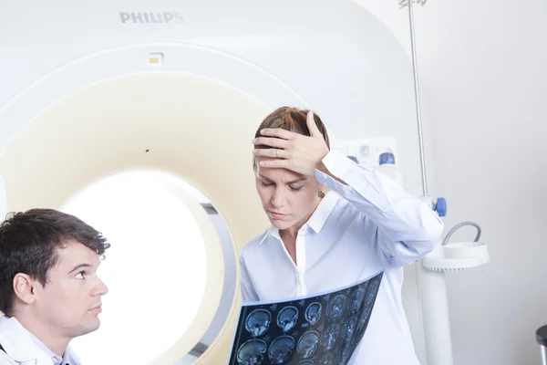 Medico che mostra la tomografia al paziente — Foto Stock