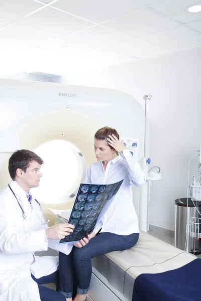 Médico mostrando tomografia ao paciente — Fotografia de Stock