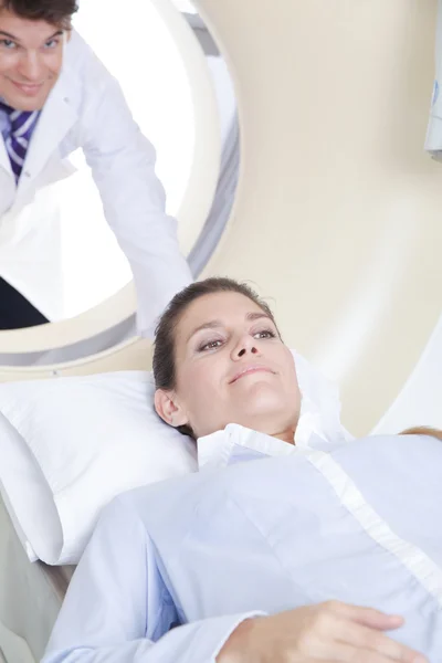 Doctor doing tomography to patient — Stock Photo, Image