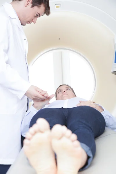 Doktor dělá tomografie pacientovi — Stock fotografie