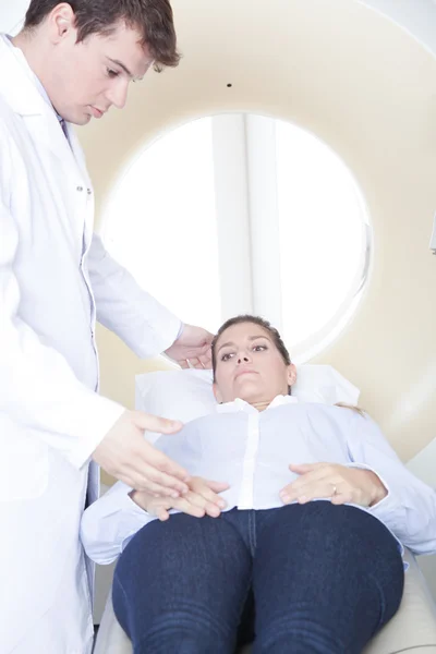 Médecin faisant de la tomographie au patient — Photo