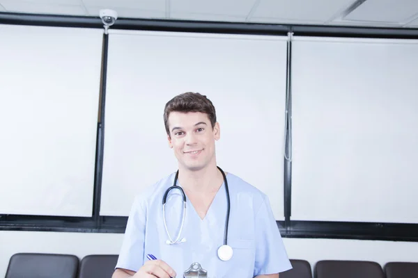 Manliga sjuksköterska med stetoskop — Stockfoto