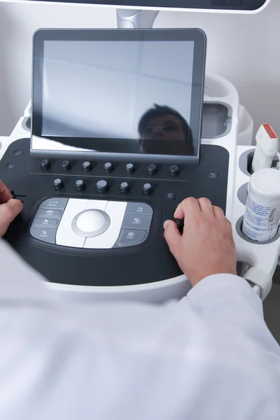 Médico fazendo uma ultrassonografia doppler — Fotografia de Stock