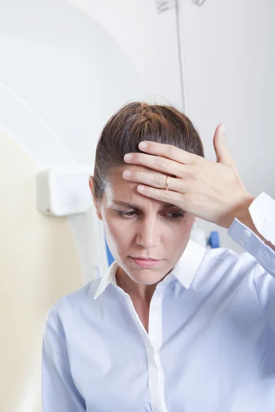 Triste mujer obtener una tomografía —  Fotos de Stock