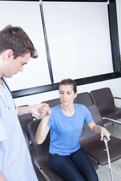 Infirmière aider une femme avec bâton de marche — Photo