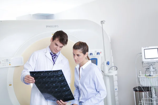 Medico e paziente guardando la tomografia — Foto Stock