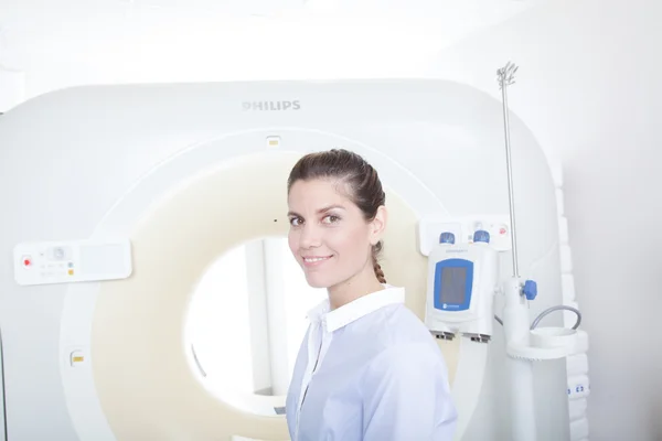 Pacient v blízkosti tomografie skeneru — Stock fotografie