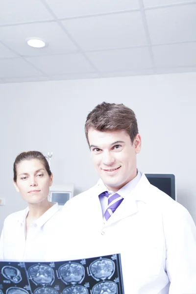 Dottore con un paziente che guarda i raggi X — Foto Stock