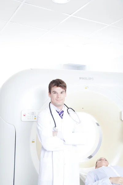 Medico che fa tomografia al paziente — Foto Stock