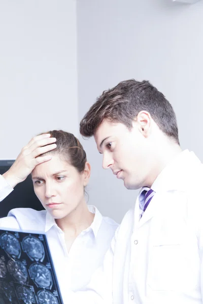 Docteur avec un patient qui regarde les radios — Photo