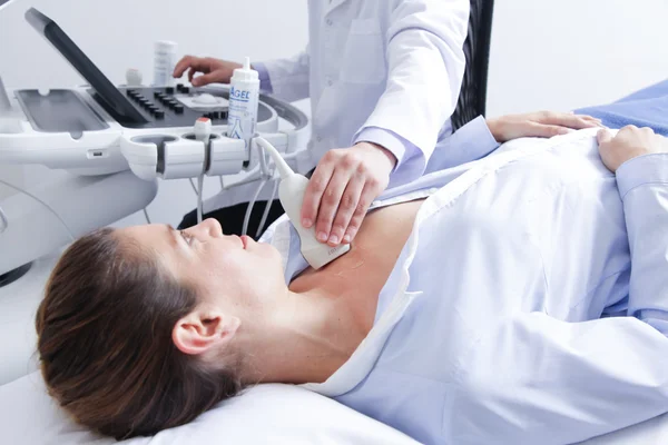 Doppler ultrason yapıyor doktor — Stok fotoğraf