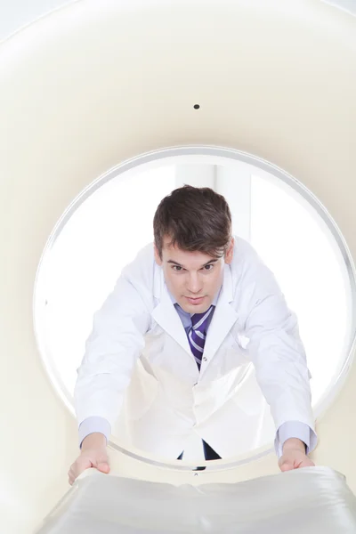 Dottore vicino tomografia scanner — Foto Stock